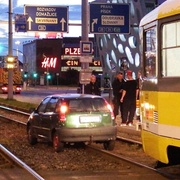 Auto v kolejišti (zase) před Plazou (zase)