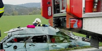 Za Přešticemi se převrátilo auto