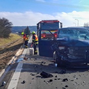 Střet dodávky s kamionem na dálnici D5