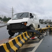 S autem rozmetal betonová svodidla