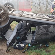 Auto s jedním dospělým a čtyřmi dětmi skončilo na střeše