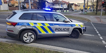 Řidič autobusu vytlačil policejní vůz ze silnice