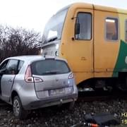 Auto s těhotnou ženou vjelo pod vlak