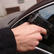 Policisté zajistili šílence z mercedesu, který ohrožoval řidiče pistolí, nebyli jste u toho i vy?