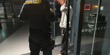 Bosý a těžce zfetovaný recidivista se tentokrát snažil vydávat za ostrahu objektu
