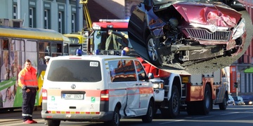 Nehoda sanitky v centru Plzně