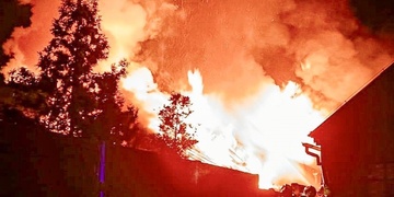 Během požáru rodinného domu se popálil muž, který se ho sám snažil uhasit