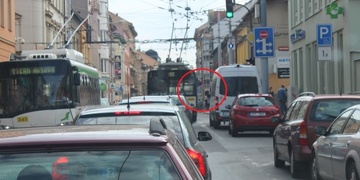 Děti kamenem rozbily jedoucímu trolejbusu okno