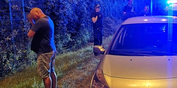 Opilý řidič na sebe upozornil projetím křižovatky na červenou