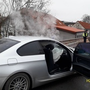 Auto po čelním střetu začalo hořet