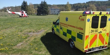 Auto na přechodu pro chodce srazilo přecházející ženu a dítě