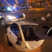 Sedmnáctiletý řidič srazil a zranil muže na koloběžce