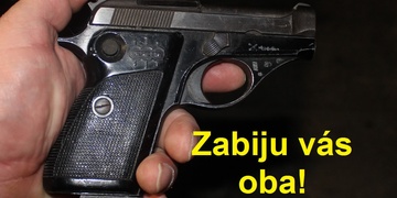 Policisté s dlouhými zbraněmi uzavírali ulici