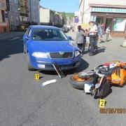 Řidič nedal přednost motorkáři a srazil ho