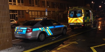 Zadržený útočník během ošetřování napadl a zranil lékařku