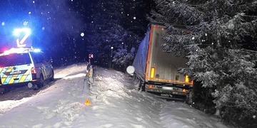 Řidič kamionu se snažil vyhnout neznámému autu a sám havaroval