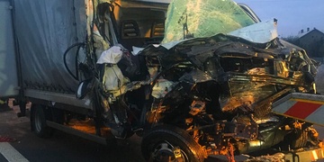 Čelní střet nákladních vozů i požár kamionu 100 m od čerpací stanice