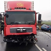 Senior čelně narazil do kamionu a zemřel