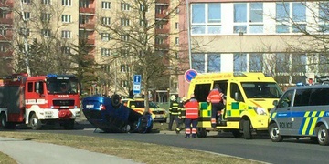 Řidička se otočila k dítěti a havarovala