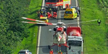 Vážná dopravní nehoda - motocyklista nezvládl předjíždění a narazil do protijedoucího vozu