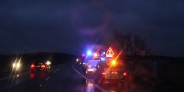 Řidič nezvládl zatáčku u Ejpovického nájezdu na dálnici a skončil s vozem na střeše