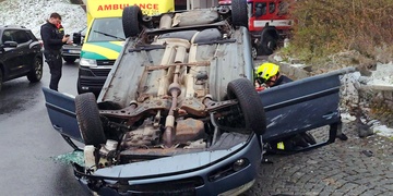Auto po nevydařeném průjezdu kruháčem skončilo na střeše