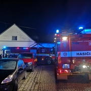 Při noční explozi byli zraněni tři muži