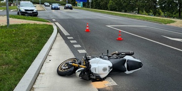 Střet motocyklu s osobním vozem u nákupního centra Olympia