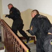 V Kaznějovské ulici chtěla žena vyskočit z okna