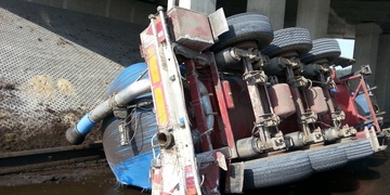 Z cisterny převrácené na sjezdu z dálnice vytékala močůvka i nafta