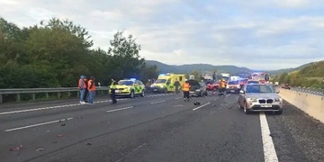 Hromadná dopravní nehoda zastavila dálnici D5