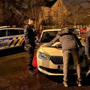 Pachatel zadržený během vloupání napadl a zranil strážného