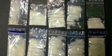 Řidič Boltu jezdil po Plzni bez řidičáku a ve vozidle převážel pervitin