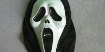 Loupež v centru Plzně, loupili v masce Vřískotu a s pistolí v ruce