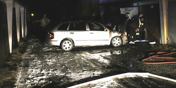 Někdo se vloupal do garáže a zapálil auto