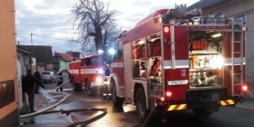 Požár domu v Holýšově - na místě již 4 jednotky hasičů
