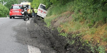Autobus s dětmi se převrátil