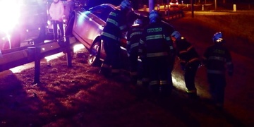 Auto zůstalo viset na svodidlech