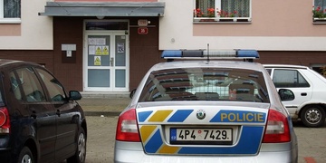 Na Slovanech se v bytě zabarikádoval muž