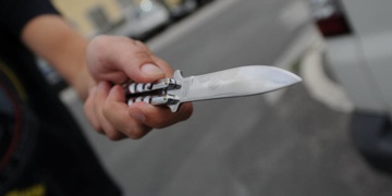 Chtěl s nožem znásilnit dívku! Pomozte pátrat.