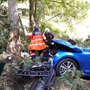 Auto vyletělo ze silnice a narazilo do stromu