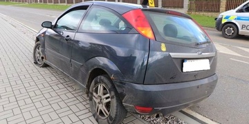 Havarované auto nechali stát na místě a utekli
