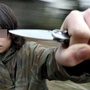 Skupina dětí a dospívajících s nožem přepadla devětasedmdesátiletého seniora