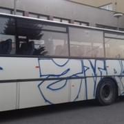 Policie i řidič pátrají po vandalovi, který v noci zničil autobus
