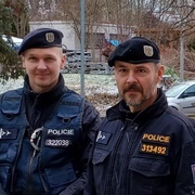 Muž se oběsil, ale pohotový policista mu v poslední chvíli oprátku přeřízl