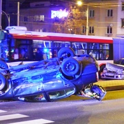 Nehoda a převrácené auto na Rokycanské