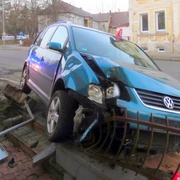 Se dvěma promile napíchl auto na mříž