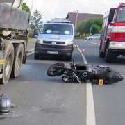 Těžce opilý motorkář naboural do cisterny
