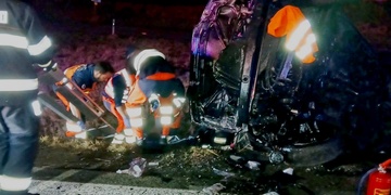 Zcela zdemolované auto po sérii kotrmelců skončilo v silničním příkopu