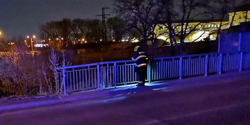 Záchrana sebevraha se změnila v buzení opilce